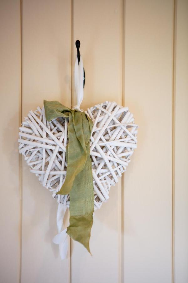 Romantic Secluded Shepherd Hut Hares Rest Southwick  Esterno foto